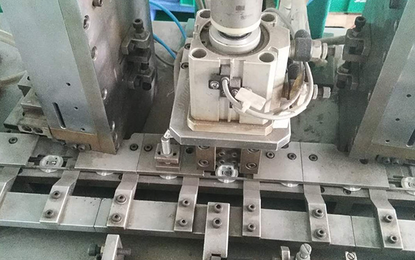 設(shè)備:300-自動插刷機(jī) 設(shè)備:300-自動插刷機(jī)